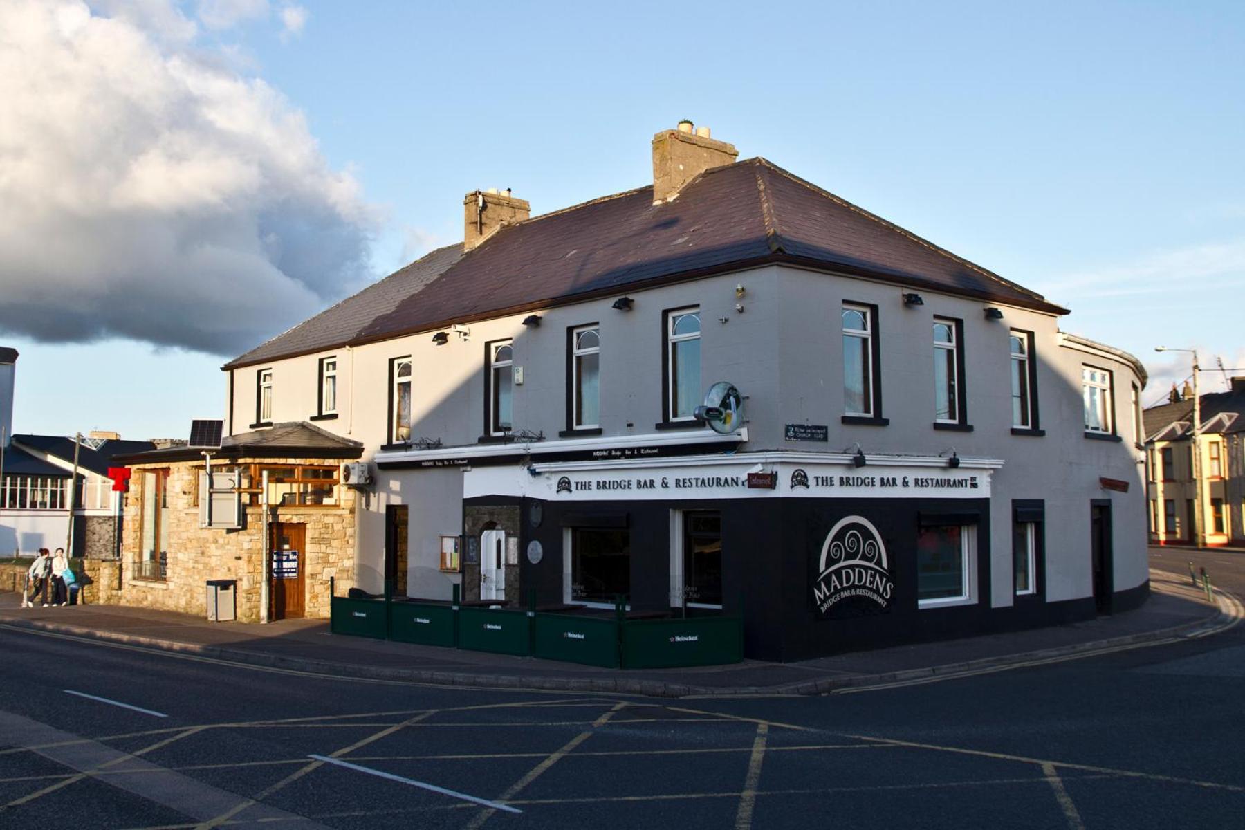 Maddens Bridge Bar & Guesthouse Bundoran Exterior photo